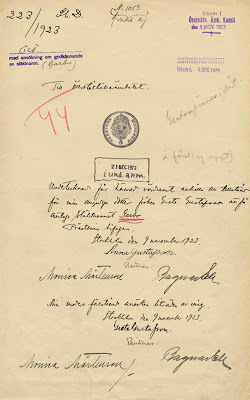 The November 9 1923 petition Garbo filed to change her name. The Swedish bureaucrat wrote her original family name with a double letter s, while Garbo and her mother signed the single letter s version that the family used.